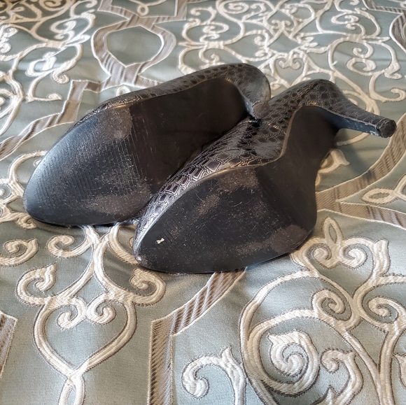 Black and silver faux 🐊 heels - Picture 4 of 6
